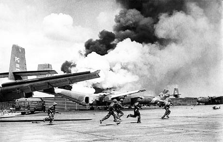 Các chiến sĩ Sư đoàn 10 Quân đoàn 3 đánh chiếm sân bay Tân Sơn Nhất ngày 30-4-1975.