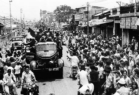 Nhân dân Sài Gòn chào mừng các anh giải phóng quân.