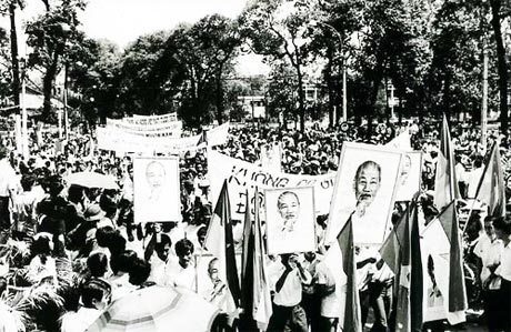 Đông đảo các tầng lớp nhân dân Sài Gòn tham dự mít tinh mừng chiến thắng.