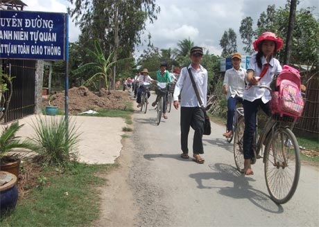 Giao thông nông thôn ở Bình Tân dù từng bước được cứng hóa, nhựa hóa, dal hóa nhưng so với tiêu chí vẫn chưa đạt.