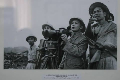  Đại tướng Võ Nguyên Giáp quan sát tình hình mặt trận Điện Biên Phủ năm 1954. Ảnh tư liệu