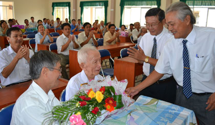 Đảng ủy xã Đạo Thạnh trao huy hiệu 65 năm tuổi Đảng và hoa cho cụ Nguyễn Văn Hai