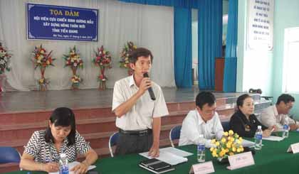 Ông Trịnh Công Minh, Phó Giám đốc Sở NN&PTNT, thành viên Ban Chỉ đạo Chương trình mục tiêu quốc gia xây dựng nông thôn mới tỉnh, phát biểu tại buổi tọa đàm.