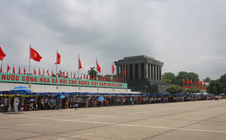 Hàng vạn lượt người vào thăm Lăng viếng Bác. Ảnh: dantri.com.vn
