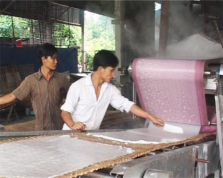 Công nhân  đang  sản xuất  hủ tiếu.