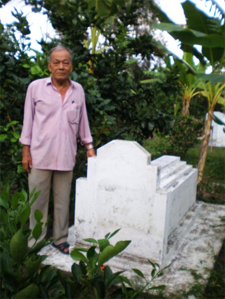 Ông Sáu Hinh bên mộ Lãnh binh Cẩn (đã trùng tu) và Ông Nguyễn Văn Tâm  và người  anh ruột -  ông Sáu Hinh bên ngôi miếu thờ  Lãnh binh Cẩn.