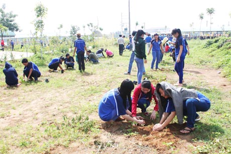 Các chiến sĩ tình nguyện trồng cây tại cơ sở 2 Trường Đại học Tiền Giang.