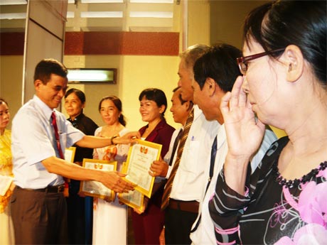 Ông Trương Văn Hiền, Chủ tịch LĐLĐ tỉnh trao Bằng khen cho các cá nhân và tập thể tiêu biểu.