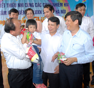 Phó Thủ tướng Nguyễn Xuân Phúc ân cần hỏi chuyện trẻ em có HIV/AIDS. Ảnh: VGP/Lê Sơn