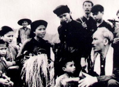 Bác Hồ trò chuyện với bà con xã Hùng Sơn, huyện Đại Từ, tỉnh Thái Nguyên (1954) Ảnh: Tư liệu