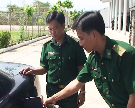 Trung úy Phạm Thanh Vũ (phải) đang cung ứng xăng dầu cho các phương tiện của đơn vị.