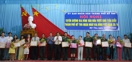 Ông Hồ Đắc Việt Thanh, Phó Giám đốc Sở VH-TT&DL trao Giấy khen  cho các gia đình văn hóa tiêu biểu.