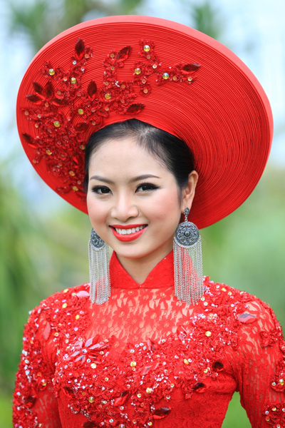 Hoa hậu các Dân tộc Việt Nam 2013 - Nguyễn Thị Ngọc Anh (SBD 04) đến từ tỉnh Thanh Hoá, hiện là sinh viên trường ĐH Mở Hà Nội.