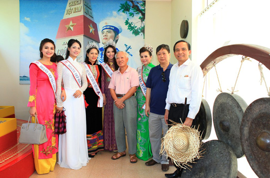 Nguyên Phó Thủ tướng Vũ Khoan (áo hồng) cùng Thứ trưởng Bộ Văn hóa, Thể thao và Du lịch - Hồ Anh Tuấn và các Hoa hậu cũng đã có buổi Làng Văn hoá các dân tộc Việt Nam (Đồng Mô- Hà Nội) sau khi tham gia hoạt động từ thiện tại Quảng Nam kết thúc.