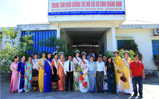 Các Hoa hậu, Á hậu và các người đẹp đã tới thăm “Trung tâm nuôi dưỡng trẻ mồ côi sơ sinh Quảng Nam” ngay sau đêm chung kết 