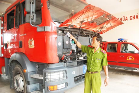 Thiếu tá Huỳnh Văn Sáu thường xuyên kiểm tra xe chữa cháy.