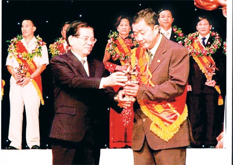 Chủ tịch nước Nguyễn Minh Triết trao danh hiệu Doanh nhân Việt Nam tiêu biểu cho Tổng Giám đốc Đoàn Thành Đạt (năm 2008).