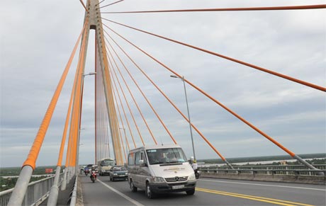 Cầu Rạch Miễu nối Tiền Giang và Bến Tre.