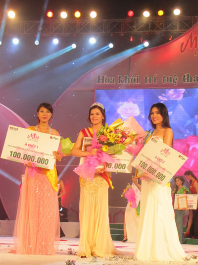  Võ Thị Thùy Trang (giữa) trở thành Hoa khôi trí tuệ Việt Nam 2013.