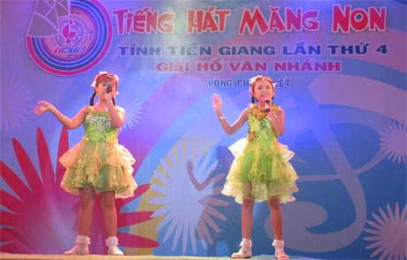 Tường Vy và Minh Anh song ca “Vui cùng mùa hè” do Ngô Ngọc Hùng sáng tác.