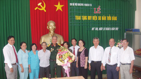 Chi bộ Hội NNCĐDC/D tỉnh trao Huy hiệu 50 năm tuổi Đảng cho đồng chí Hồ Văn Bé.