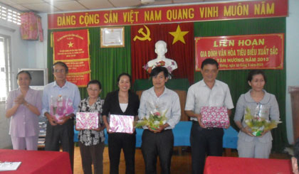 Bà Nguyễn Thị Số Bí thư đảng ủy trao quà lưu niệm.