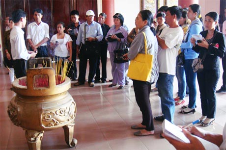 Các học viên ghi nhận thông tin tại Đền thờ Nữ tướng Nguyễn Thị Định.