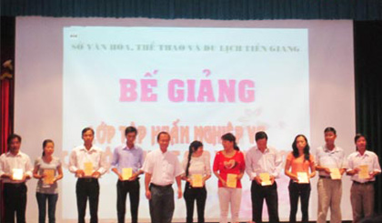 Ông Dương Văn Tân, Phó Hiệu trưởng Trường Trung cấp Văn hóa - Nghệ thuật trao giấy chứng nhận cho các học viên.