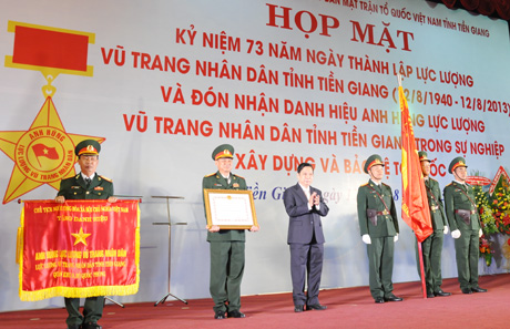 Bí thư Tỉnh ủy Trần Thế Ngọc trao danh hiệu Aanh hùng LLVT nhân dân.