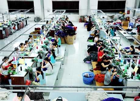 Lao động nữ tại cơ sở  đan len  Chiến Thắng. Ảnh: Huỳnh Ngọt