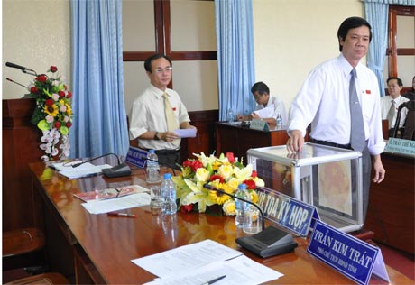 Ông Nguyễn Văn Danh, Chủ tịch HĐND tỉnh bỏ phiếu bầu chức danh Phó Chủ tịch UBND tỉnh 