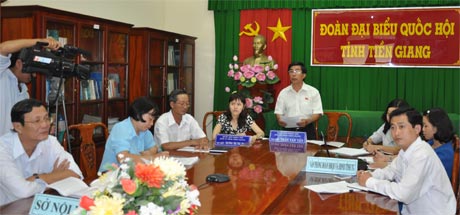 Ông Trần Văn Tấn, Phó Trưởng Đoàn ĐBQH đơn vị  tỉnh Tiền Giang tham gia chất vấn Bộ trưởng Bộ Tư pháp Hà Hùng Cường.