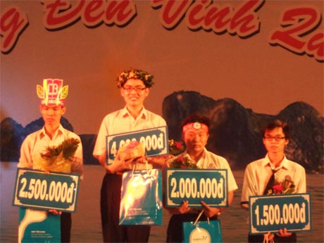 Thí sinh La Hoàng Huy (thứ hai từ trái sang) nhận thưởng kỳ thi chung kết quý II.