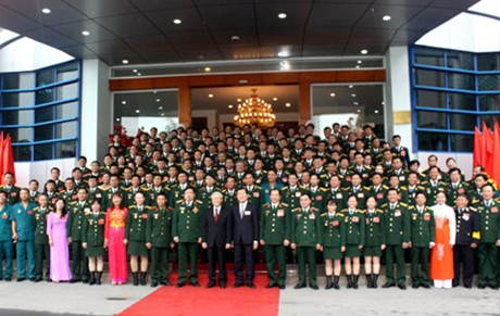 Tổng Bí thư Nguyễn Phú Trọng, Chủ tịch nước Trương Tấn Sang và lãnh đạo Bộ Quốc phòng với các điển hình tiên tiến toàn quân. Ảnh: QĐND