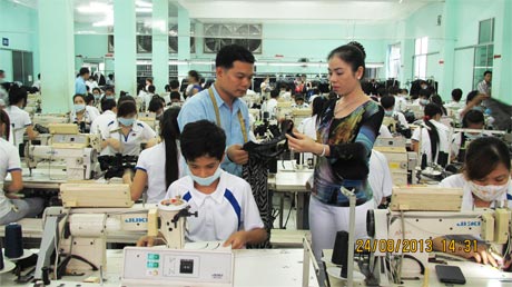 Bà Phan Thị Xuân Thu kiểm tra chất lượng sản phẩm của doanh nghiệp.