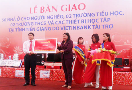 Ông NguyễnVăn Du, Phó Tổng Giám đốc Ngân hàng VietinBank trao tựơng trưng Ngân phiếu cho bà Trần Kim Mai.