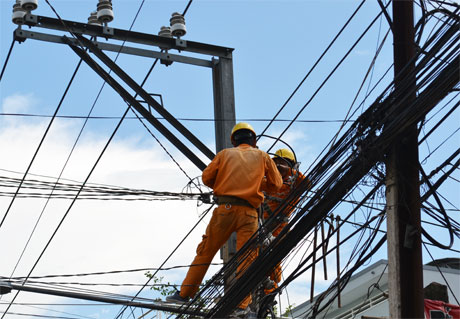 Bảo trì lưới điện trước mùa mưa tại Điện lực TP. Mỹ Tho. Ảnh: Vân Anh