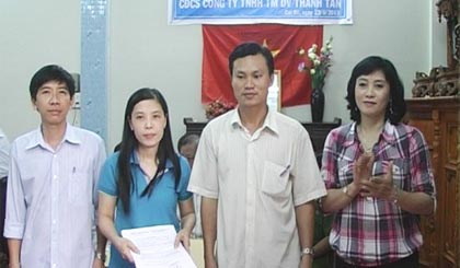 Bà Trần Mai Huỳnh, Chủ tịch LĐLĐ huyện Cái Bè (bên phải) trao Quyết định thành lập Ban Chấp hành CĐCS lâm thời.