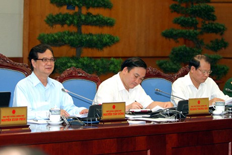 Thủ tướng Nguyễn Tấn Dũng, các Phó Thủ tướng Hoàng Trung Hải, Vũ Văn Ninh tại phiên họp Chính phủ tháng 8/2013. Ảnh: VGP/Nhật Bắc