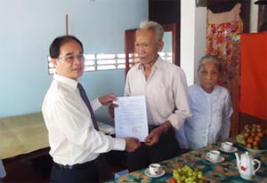 Phó Tổng KTNN Nguyễn Quang Thành trao Quyết định tặng nhà tình nghĩa.