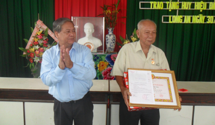  Ông Nguyễn Văn Cười, Chủ tịch UBND huyện trao Huy hiệu 55 tuổi Đảng cho Ông Nguyễn Văn Sơn- xã Long An