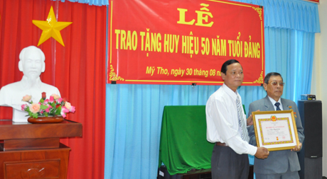 Bí thư Đảng ủy Khối CCQT trao Huy hiệu 50 năm tuổi Đảng cho đồng chí Trần Thanh Hải