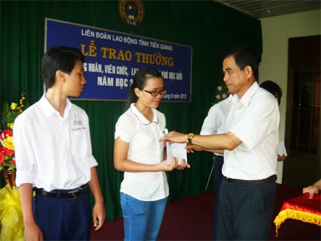 Ông Trương Văn Hiền, Chủ tịch Liên đoàn  Lao động tỉnh trao thưởng cho học sinh, sinh viên.