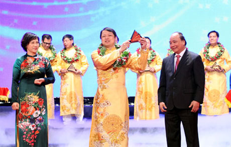 Bà Nguyễn Thị Kim Ngân, ông Nguyễn Xuân Phúc trao giải thưởng TOP 10 doanh nghiệp Sao vàng Đất Việt.