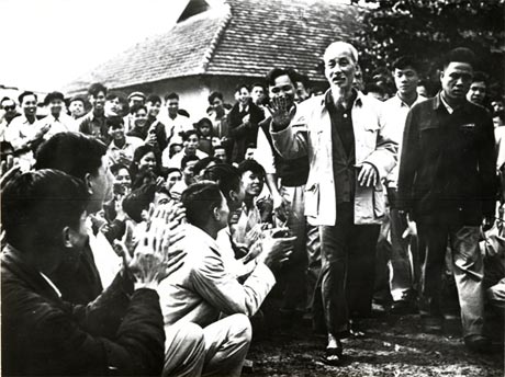 Thầy cô giáo và các em học sinh vui mừng chào đón Chủ tịch Hồ Chí Minh đến thăm tại địa điểm chính của Trường Trung học GTVT Thủy - Bộ ngày 29-11-1961.
