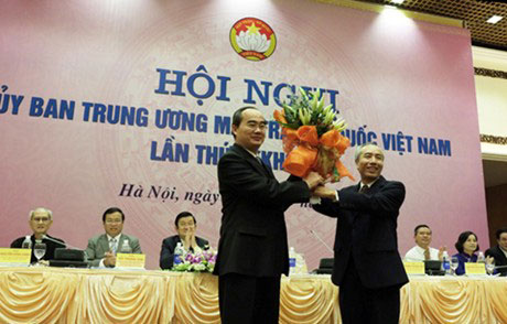 Nguyên Chủ tịch Ủy ban Trung ương MTTQ Việt Nam Huỳnh Đảm chúc mừng ông Nguyễn Thiện Nhân.