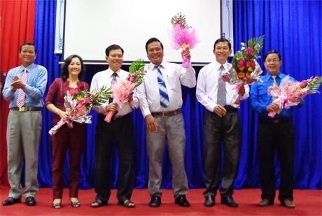 Ông Nguyễn Thanh Nhàn, Bí thư Đảng ủy Khối tặng hoa cho đại diện các chi bộ tham gia tọa đàm.