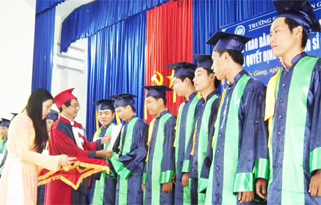 TS. Phan Văn Nhẫn, Q. Hiệu trưởng Trường Đại học Tiền Giang trao Quyết định của Bộ Quốc phòng về việc đào tạo sĩ quan dự bị cho các tân cử nhân.