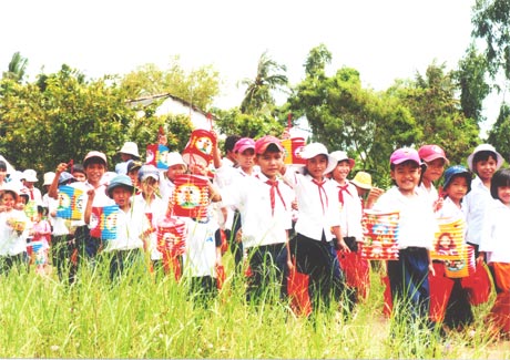 Chi đoàn Báo Ấp Bắc vận động tặng quà Trung thu (năm 2008) cho trẻ em nghèo xã Phú Thạnh (Tân Phú Đông). Ảnh: Duy Anh