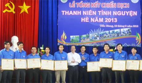 Ông Trần Thanh Đức, Phó Chủ tịch UBND tỉnh và anh Trần Thanh Nguyên, Bí thư Tỉnh đoàn trao Bằng khen cho các tập thể, cá nhân.